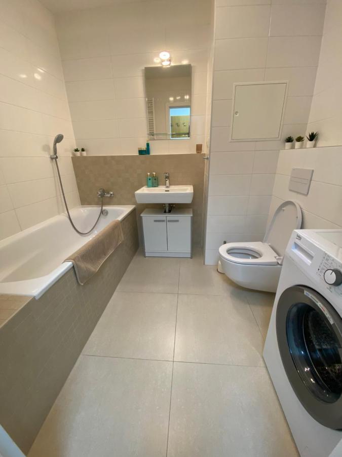 Lia Apartman - Private Parking Братислава Экстерьер фото