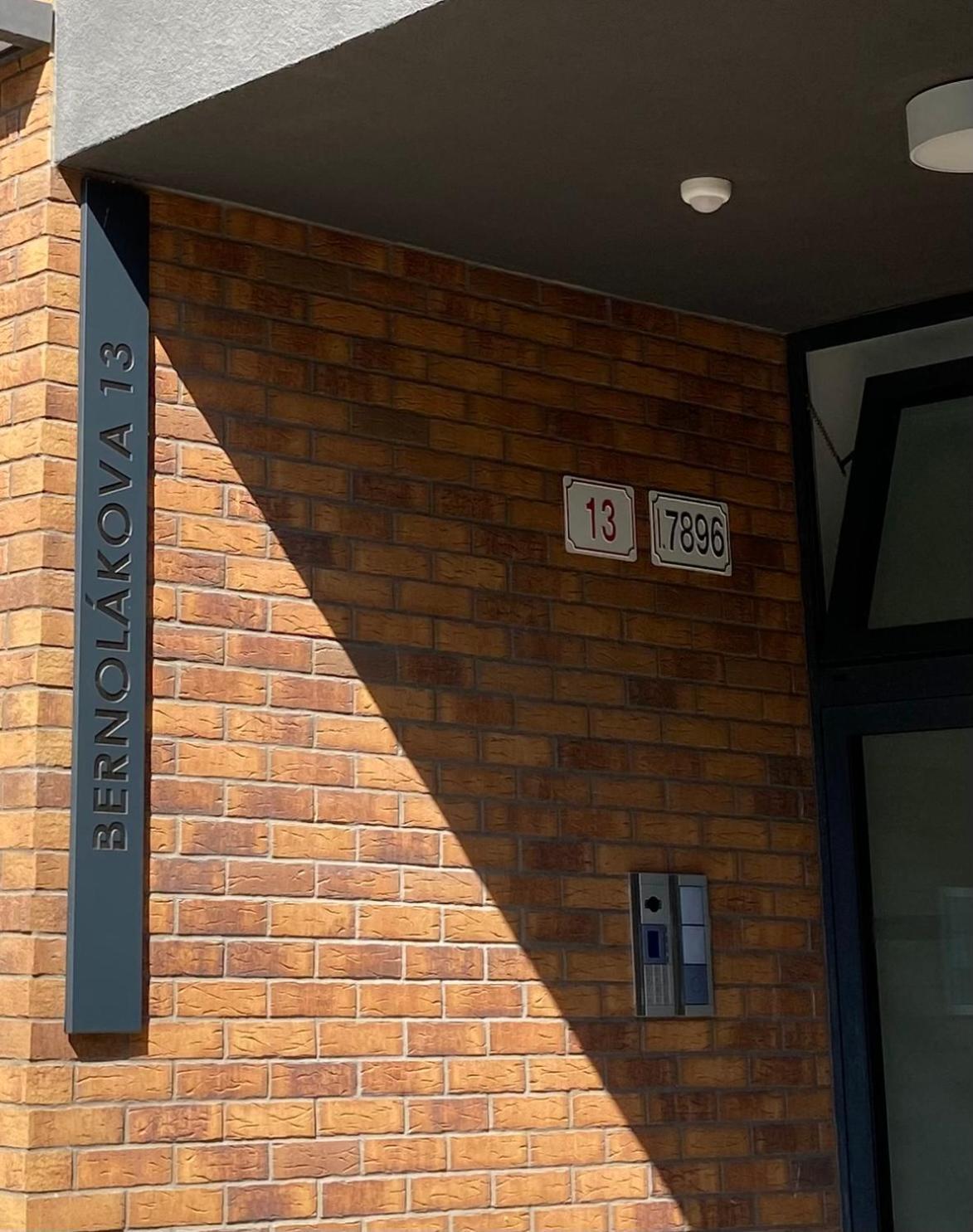 Lia Apartman - Private Parking Братислава Экстерьер фото